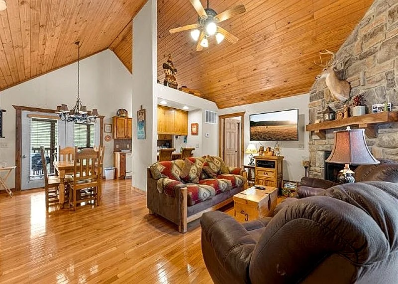 Stunning 2 bed, 2 bath lodge located at Stonebridge Resort! Close to Branson! in Branson West, Missouri, United States — photo 2