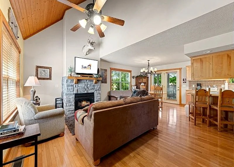 Cozy 1 Bedroom at Stonebridge Resort just minutes from Silver Dollar City! in Branson West, Missouri, United States — photo 2