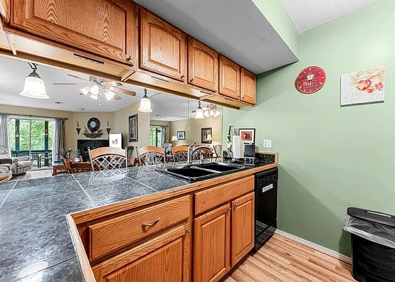 Enjoy the Indoors and Outdoors in this Adorable Condo! This Oasis Allows Pets in Branson, Missouri, United States — photo 5