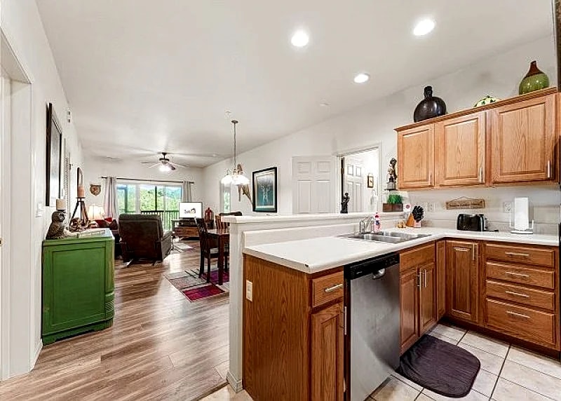 Near Silver Dollar City- 3 Bedroom, 3 Bath Golf Condo at Stonebridge Resort! in Branson West, Missouri, United States — photo 2