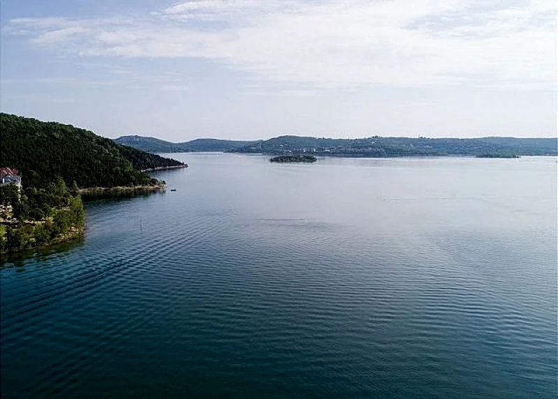 Clean and Modern Private 4 BD Lakeside Home! A Vacation to Remember Forever! in Blue Eye, Missouri, United States — photo 2