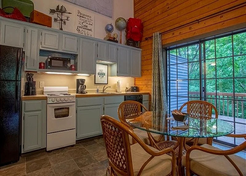 Pet Friendly! Day Dreamer - Darling 2 Bedroom Cabin at Fall Creek Resort in Branson, Missouri, United States — photo 3