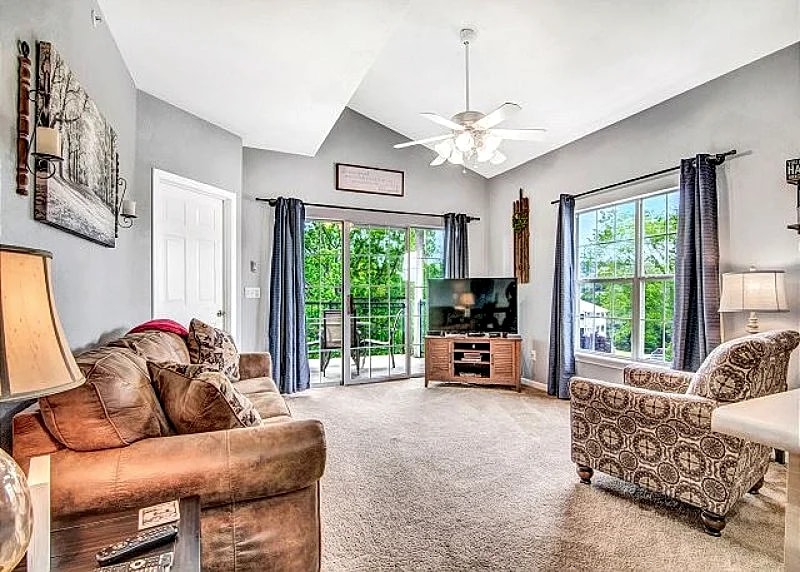 Preferable Location Near Downtown Branson! Tons of Amenities! Come Hideaway! in Branson, Missouri, United States — photo 5