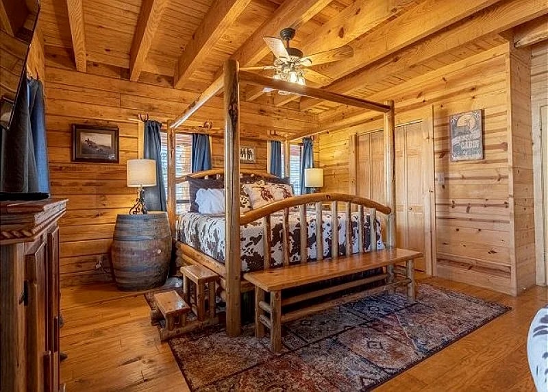 Escape To This Rustic Log Cabin, For The Perfect Ozark Mountain Getaway! in Branson, Missouri, United States — photo 4