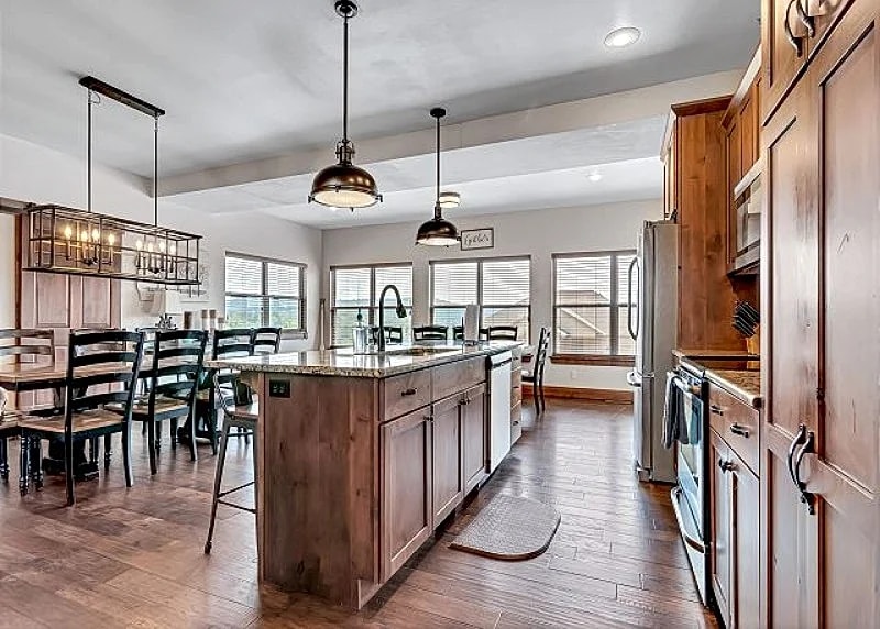 Stunning Lakefront Lodge on Indian Point! 7 BR, 6BA! Boat Silp Included in Branson, Missouri, United States — photo 5