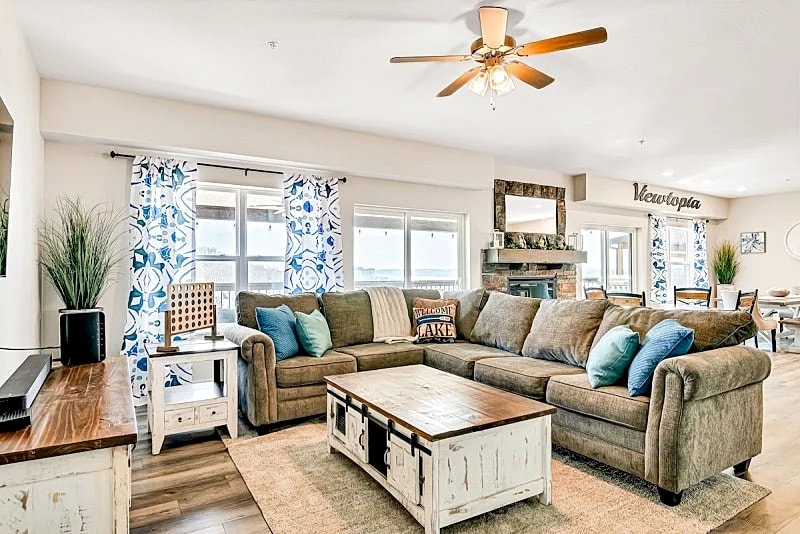 Amazing Views! Come Relax by the Lake at this Stunning 10 bedroom Chateau! in Branson, Missouri, United States — photo 3