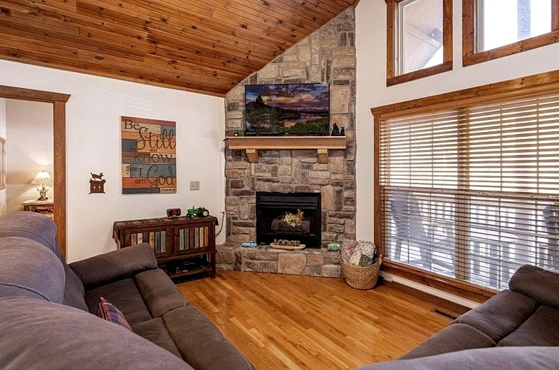L051, 3-BR ForestView Cabin Stay 3+ Nts in September, Save 15% SEE DESC BELOW in Branson West, Missouri, United States — photo 4