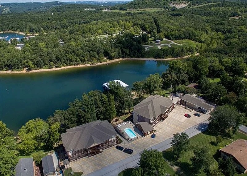 Can be a 3 or 6 BR, 2 or 4 Bath Lakefront Condo with Dock Access in Hollister, Missouri, United States — photo 4