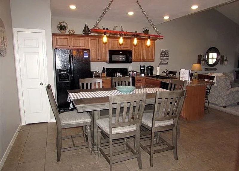 3 BR, 2 Bath Upper Level Condo on Table Rock Lake, Dock Access and fireplace in Hollister, Missouri, United States — photo 4