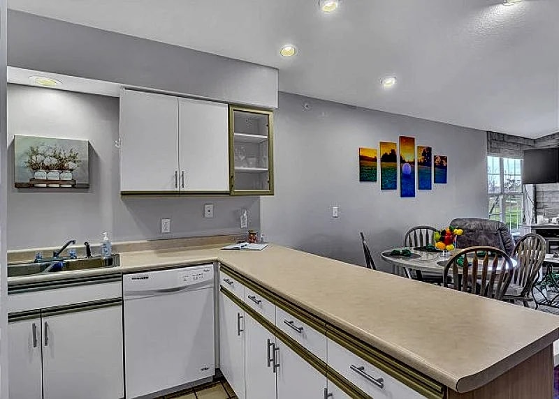 Quaint 2 Bedroom Condo at Holiday Hills! Located Just Minutes From Branson!!! in Branson, Missouri, United States — photo 4