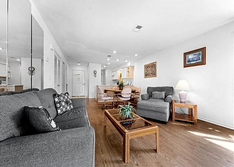 Super Cozy and Clean 2BD/2BA Condo! Minutes to Downtown Branson and Shopping! in Branson, Missouri, United States — photo 3