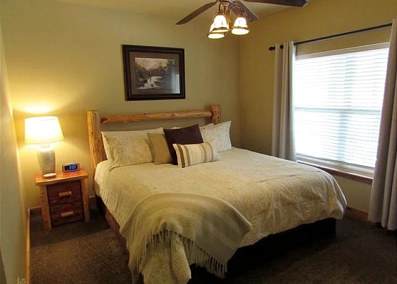 3 BR, 2 Bath Lodge Cabin on Table Rock Lake with Dock Access in Hollister, Missouri, United States — photo 4