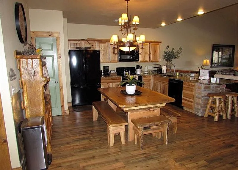 3 BR, 2 Bath Lodge Cabin on Table Rock Lake with Dock Access