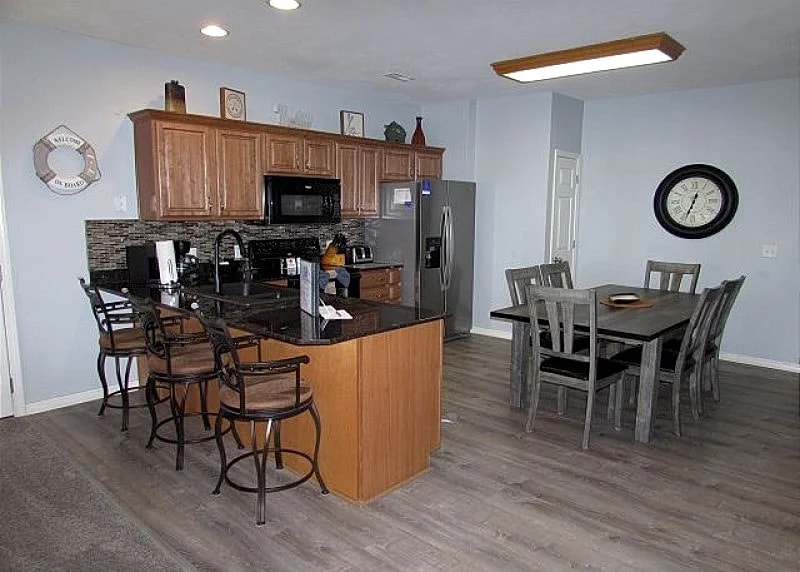 Enjoy sunsets and a dock for your boat from this walk-in condo. in Hollister, Missouri, United States — photo 5