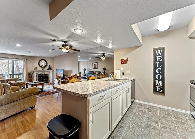 Gorgeous Updated 2 Bedroom 2 Bath Condo on Lake Taneycomo in Branson, Missouri, United States — photo 3