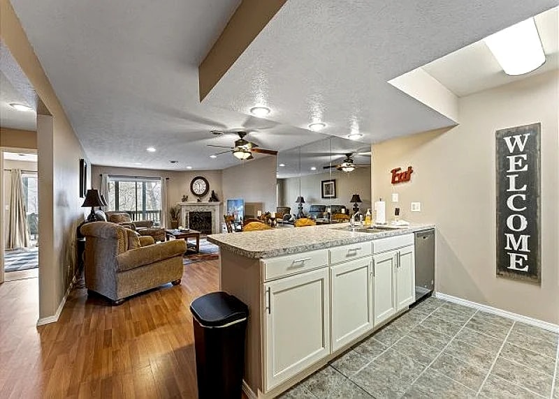 Gorgeous Updated 2 Bedroom 2 Bath Condo on Lake Taneycomo in Branson, Missouri, United States — photo 2