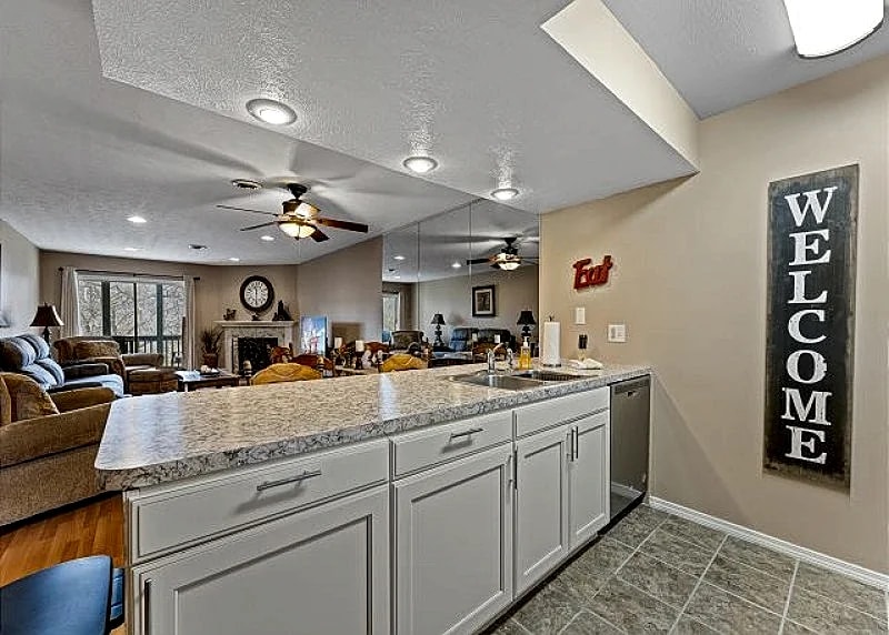 Gorgeous Updated 2 Bedroom 2 Bath Condo on Lake Taneycomo in Branson, Missouri, United States — photo 5