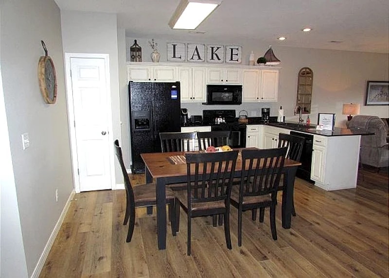 3 BR, 2 Bath Condo on Table Rock Lake with Dock Access in Hollister, Missouri, United States — photo 3