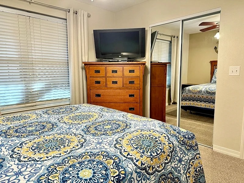 Lakefront Condo with Private Deck to Enjoy the views of the Water & Dock in Hollister, Missouri, United States — photo 4
