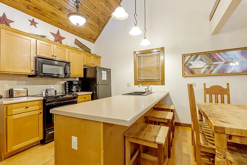 L130 3-Bedroom with Loft Lakeview Cabin in Reeds Spring, Missouri, United States — photo 3