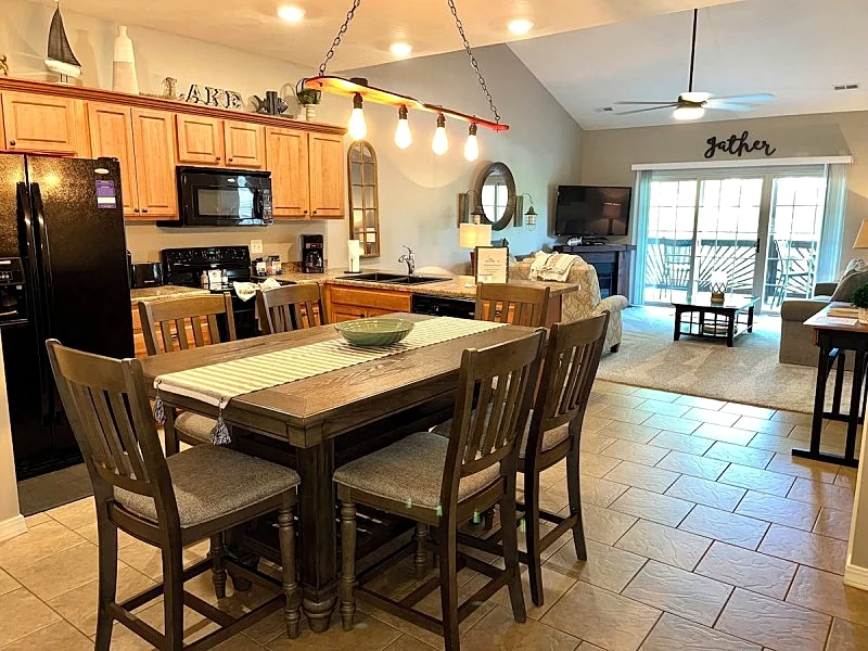 Upper Level Condo 3BR, 2BA on Table Rock Lake, Dock Access & Fireplace
