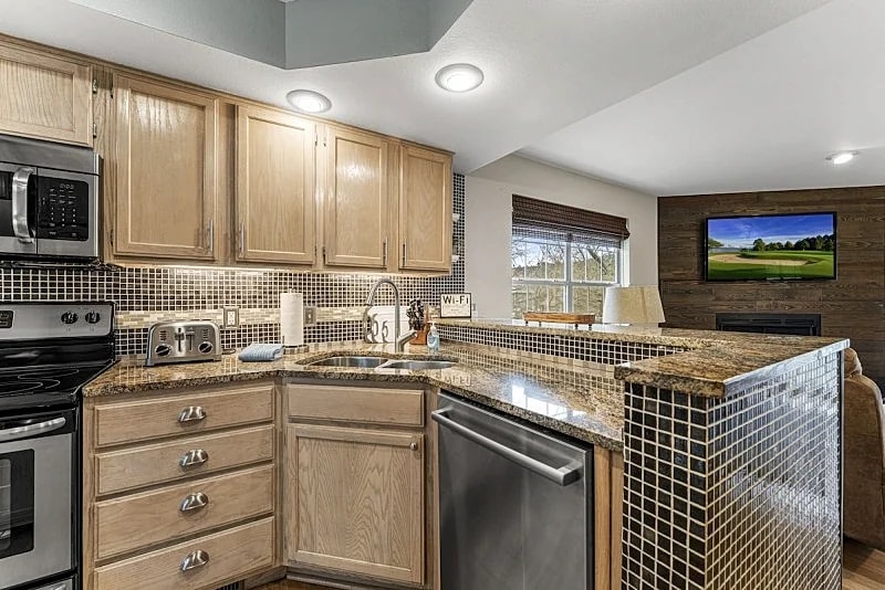 Charming Pointe Royale Two-Story 2 BR Condo Perfect for a Cozy Getaway! in Branson, Missouri, United States — photo 5