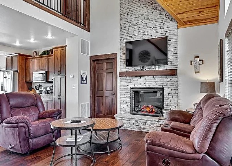 Stunning Lakefront Lodge on Indian Point! 7BR, 6BA! Boat Silp Included in Branson, Missouri, United States — photo 2