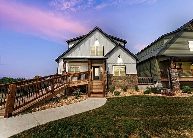 Lakeview Home in Branson! Close to Everything-Room for Everyone!!