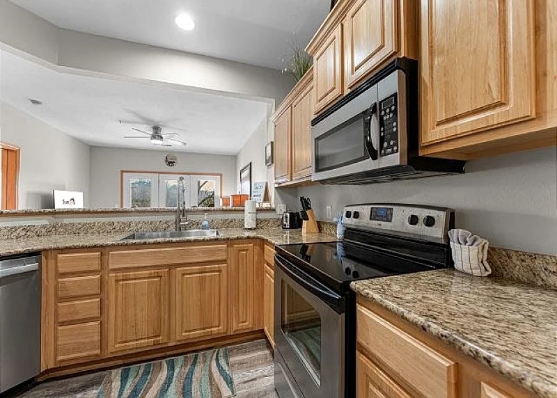 Skippin Stones Lakefront Condo on Table Rock Lake with Balcony & Fire Pit in Branson, Missouri, United States — photo 3