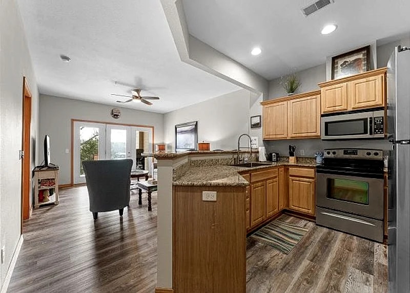 Skippin Stones Lakefront Condo on Table Rock Lake with Balcony & Fire Pit in Branson, Missouri, United States — photo 4