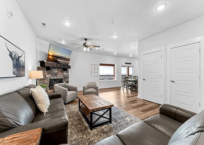 Summer Breeze: Stunning Lakeview Lodge in the Ozarks, Sleeps 17, Hot Tub, Pools! in Branson, Missouri, United States — photo 5