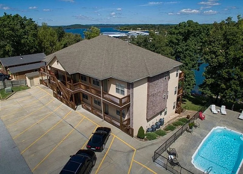 Spacious 3BR Condo with Breathtaking Table Rock Lake Views at Vickery Resort in Hollister, Missouri, United States — photo 2