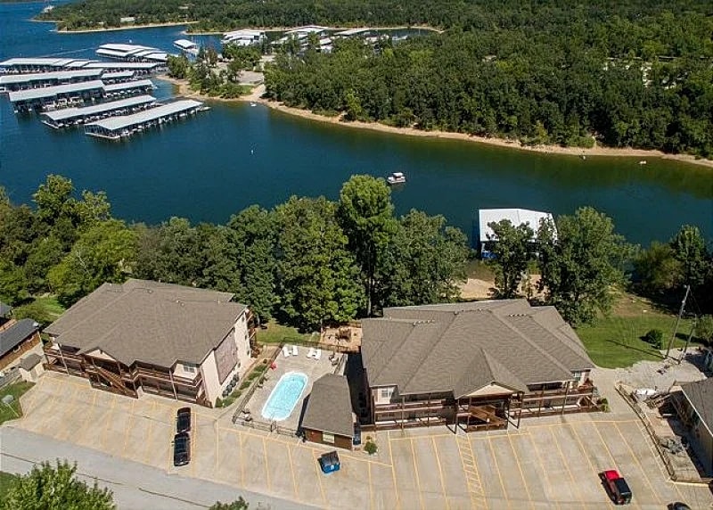 Luxurious 3-Bedroom Lakefront Condo with Private Deck on Table Rock Lake in Hollister, Missouri, United States — photo 4