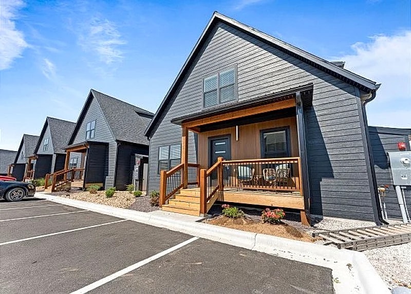 Windswept Cove at Table Rock Lake, Luxury 7-Bed Retreat in Chateau Mountain in Hollister, Missouri, United States — photo 2