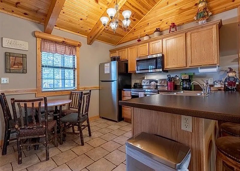 Ozarks Oasis: Warm and Inviting Cabin near an Outdoor Swimming Pool in Branson View! in Branson, Missouri, United States — photo 4