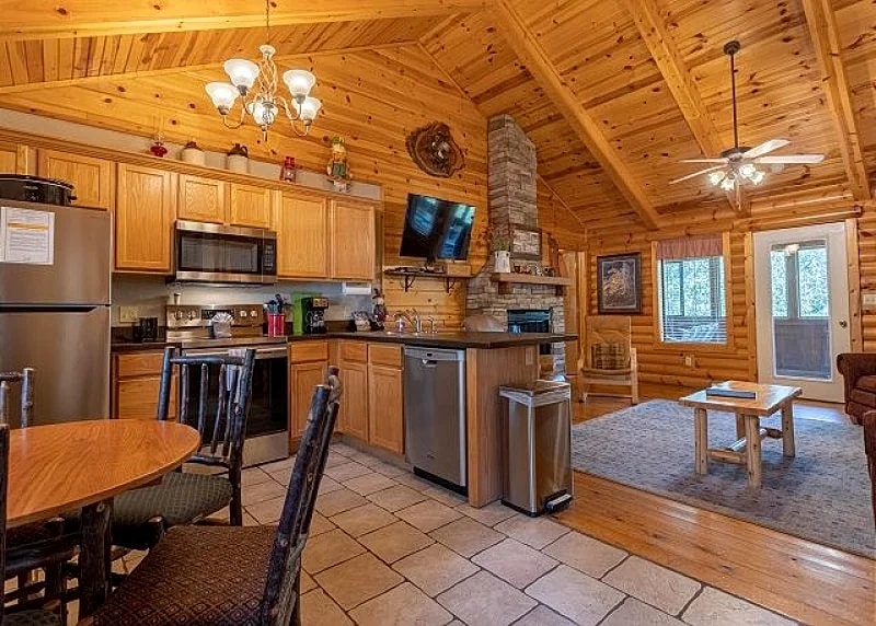Ozarks Oasis: Warm and Inviting Cabin near an Outdoor Swimming Pool in Branson View! in Branson, Missouri, United States — photo 3