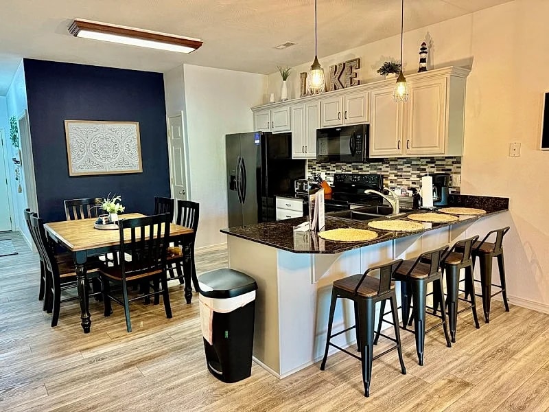 Enjoy Table Rock Lake in Comfort: Walk-In Condo with Private Dock and Pool Access in Hollister, Missouri, United States — photo 3