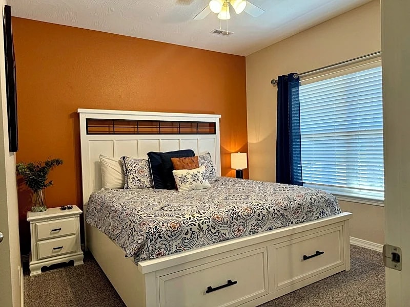 Enjoy Table Rock Lake in Comfort: Walk-In Condo with Private Dock and Pool Access in Hollister, Missouri, United States — photo 4