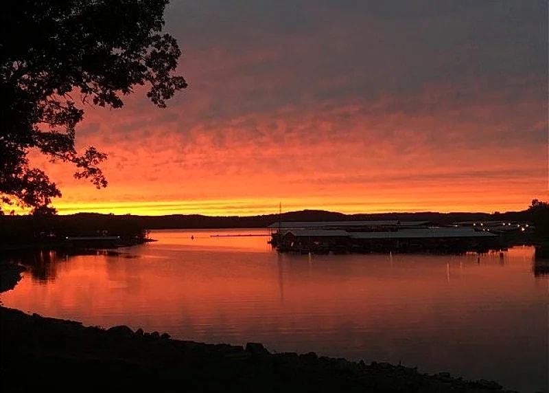 Breathtaking Table Rock Lake Views from Your Private Balcony, 3BR Condo at Vickery Resort in Hollister, Missouri, United States — photo 2