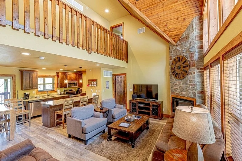 Spacious 4BR Lodge in Branson with Whirlpool Tubs, Screened Deck & Sleeps 12 in Branson West, Missouri, United States — photo 5