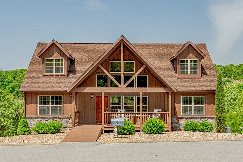 Spacious 4BR Lodge in Branson with Whirlpool Tubs, Screened Deck & Sleeps 12