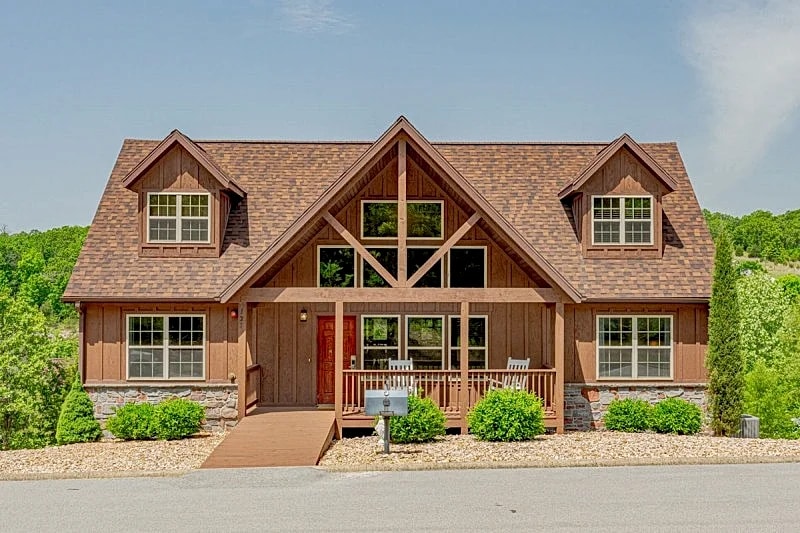 Spacious 4BR Lodge in Branson with Whirlpool Tubs, Screened Deck & Sleeps 12