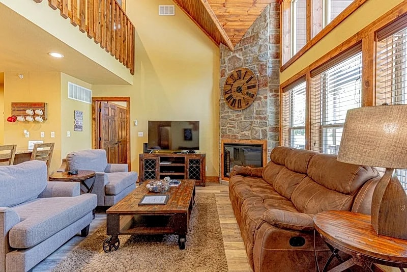 Spacious 4BR Lodge in Branson with Whirlpool Tubs, Screened Deck & Sleeps 12 in Branson West, Missouri, United States — photo 4