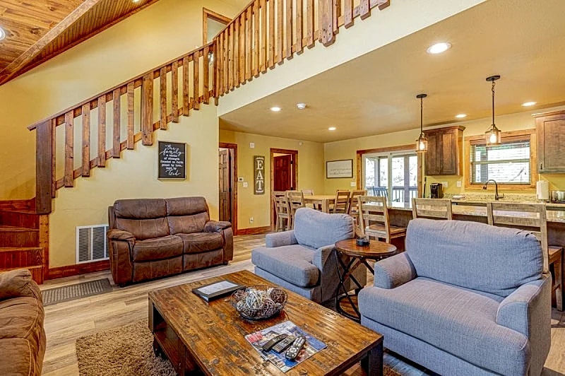 Spacious 4BR Lodge in Branson with Whirlpool Tubs, Screened Deck & Sleeps 12 in Branson West, Missouri, United States — photo 3