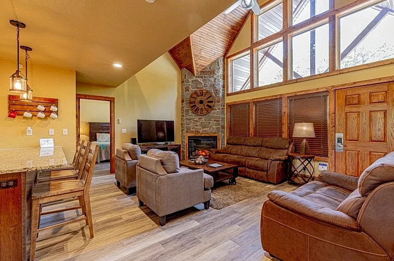 Spacious 4BR Lodge in Branson with Whirlpool Tubs, Screened Deck & Sleeps 12 in Branson West, Missouri, United States — photo 2