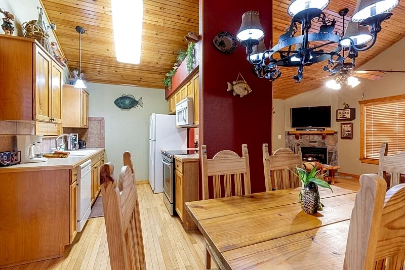 L076 - Relax in Rustic Luxury at the Fox Hollow Cabin, 2BR/2BA Retreat in StoneBridge Village in Branson West, Missouri, United States — photo 4