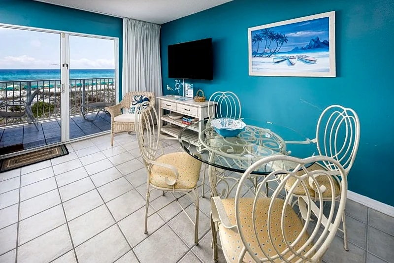 Gulf Dunes 205: Lively, fun-filled Gulf Front condo with beach service, golf in Fort Walton Beach, Florida, United States — photo 4