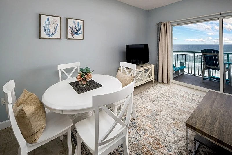 Pelican Isle 609: Pelican Penthouse - Top floor Beachfront master and LR in Fort Walton Beach, Florida, United States — photo 5
