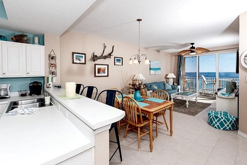 Gulf Dunes 608: beautiful 2 bedroom, BEACH FRONT - OUTSTANDING VIEWS! in Fort Walton Beach, Florida, United States — photo 3