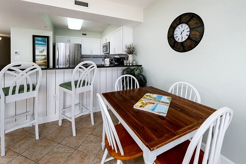 Pelican Isle 214: VISIT the COAST with the MOST! Stylish BEACH FRONT, pool! in Fort Walton Beach, Florida, United States โ photo 5
